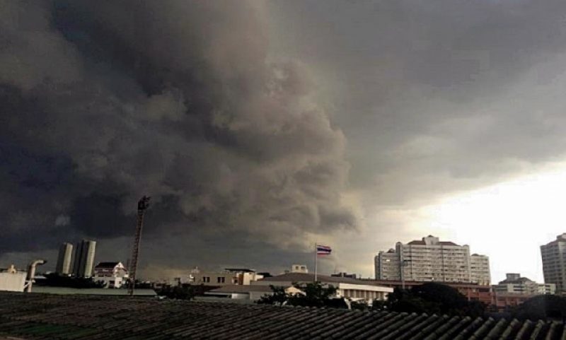 กรมอุตุฯ เตือนมรสุม ฝนถล่ม 45 จังหวัด กทม. อ่วม! ร้อยละ 60 ของพื้นที่