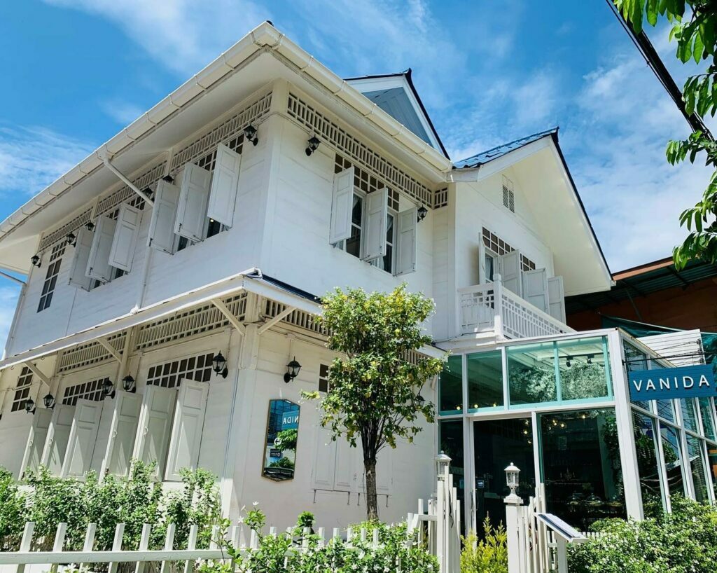จากบ้านเก่า 100 ปี สู่ร้านอาหารไทย วนิดา ย่านถนนจันทน์ เสิร์ฟความอร่อยกว่า 100 เมนู