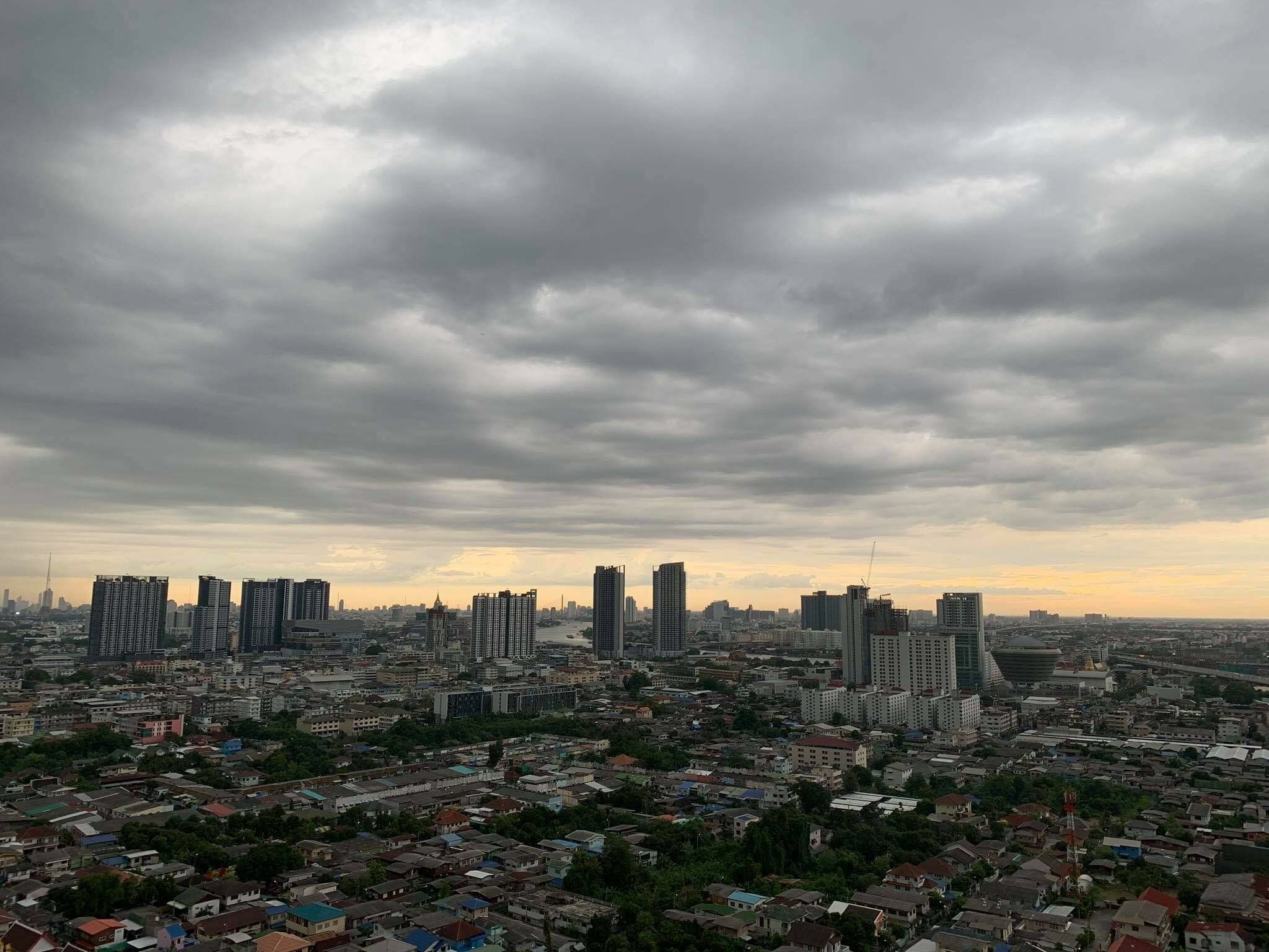 กรมอุตุฯ เตือน ร่องมรสุมพาดผ่าน ทำฝนตกหนักบางแห่ง เตือนระวังอันตรายจากฝน