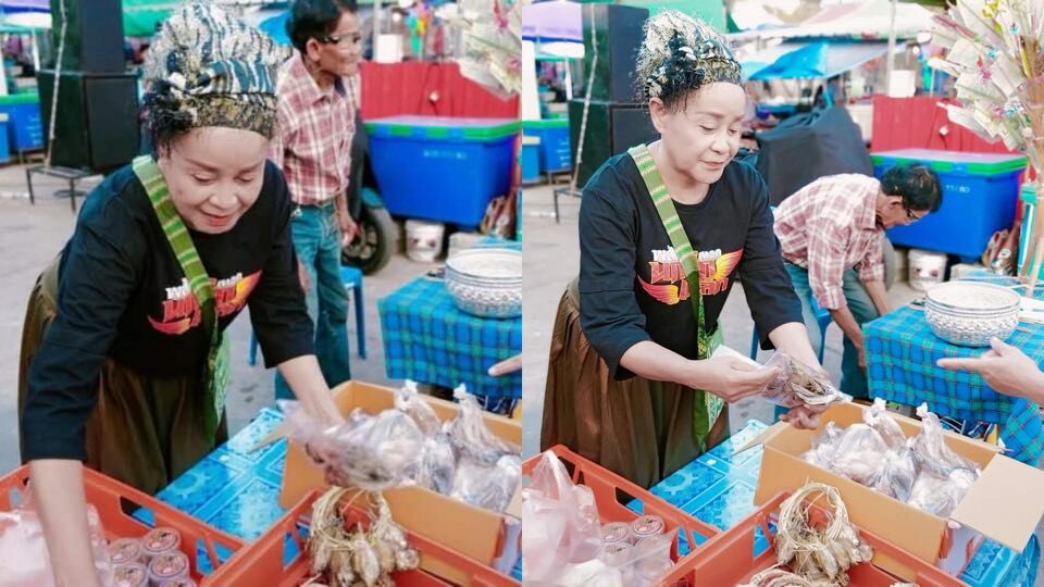 สู้เพื่อวง! แม่นกน้อย เปิดแผงขายของที่ตลาดนัด หารายได้ เพื่อคณะเสียงอิสาน