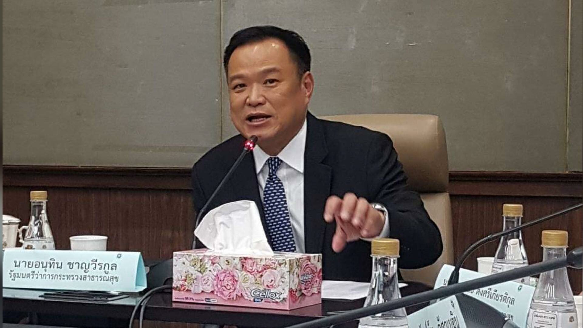 นายอนุทิน ชาญวีรกูล รองนายกรัฐมนตรีและรัฐมนตรีว่าการกระทรวงสาธารณสุข