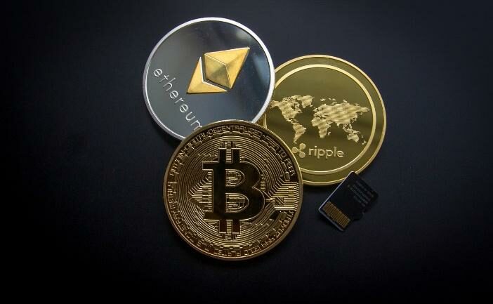 ที่มารูปภาพ : https://www.pexels.com/photo/ripple-etehereum-and-bitcoin-and-micro-sdhc-card-844124/