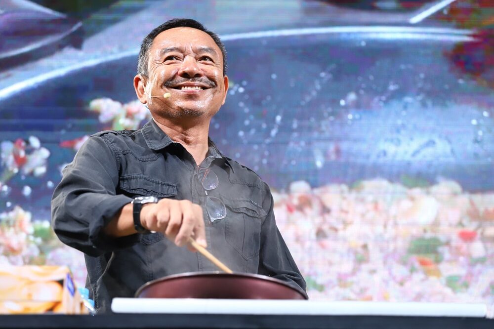 “กฤช เหลือลมัย” ปรุงเมนู “กะเพราไก่บ้านสับ” สูตรลับ 70 ปี!