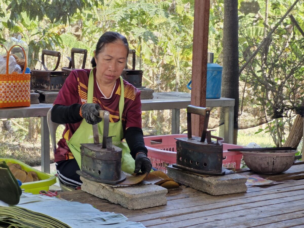 อาชีพรีดใบตอง