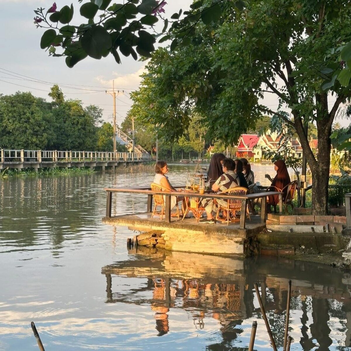 คาเฟ่ขนมไทยริมน้ำ