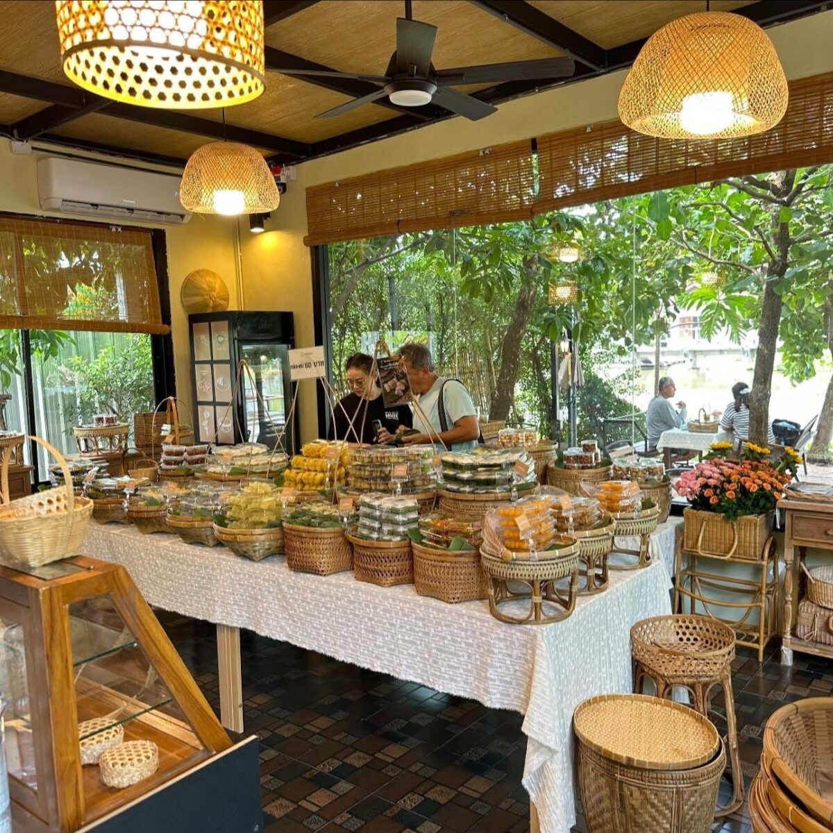 คาเฟ่ขนมไทยริมน้ำ