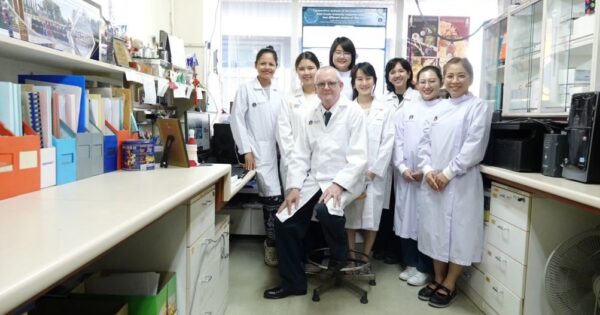 ม.มหิดล ภูมิใจมอบรางวัลอาจารย์ตัวอย่าง ศ.พิเศษ ดร.ดันแคน ริชาร์ด สมิท นักไวรัสวิทยา ผู้ชนะใจนักศึกษาไทย