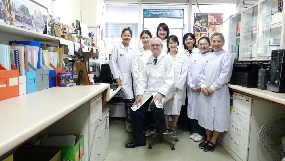 ม.มหิดล ภูมิใจมอบรางวัลอาจารย์ตัวอย่าง ศ.พิเศษ ดร.ดันแคน ริชาร์ด สมิท นักไวรัสวิทยา ผู้ชนะใจนักศึกษาไทย