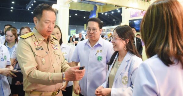 อย.เอ็กซ์โปคึกคัก! “อภัยภูเบศร” ปลื้ม นายกฯ การันตีวางยาแก้ไอมะขามป้อมข้างเตียง