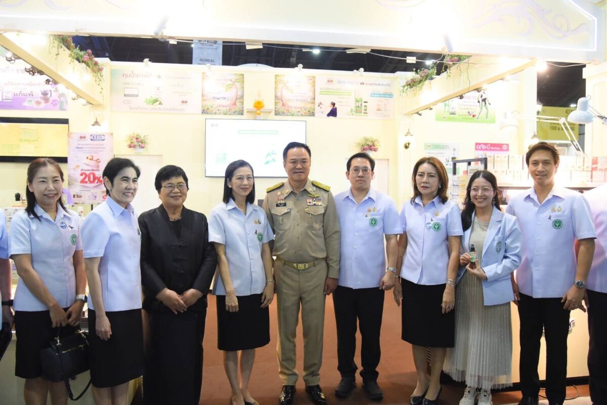 อย.เอ็กซ์โปคึกคัก! “อภัยภูเบศร” ปลื้ม นายกฯ การันตีวางยาแก้ไอมะขามป้อมข้างเตียง