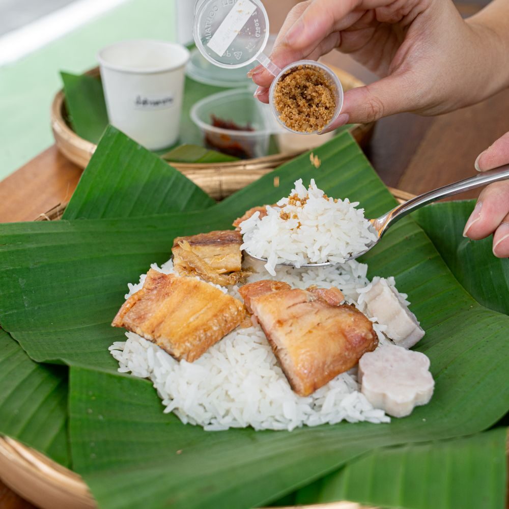ข้าวหุงหม้อดิน ปลาเกลือย่างถ่าน