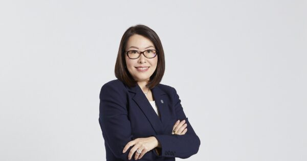 คุณวีระอนงค์ กรรมการผู้จัดการ Deputy CEO และ Wholesale Ba