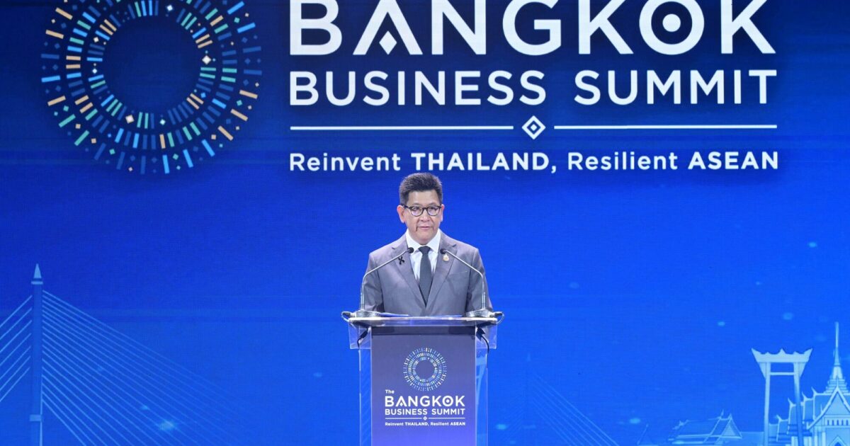 ดร. เอกนิติ นิติทัณฑ์ประภาศ รองนายกรัฐมนตรีและรัฐมนตรีว่าการกระทรวงการคลัง