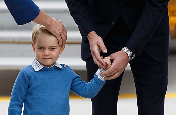VICTORIA, BC - SEPTEMBER 24: (L-R) Catherine, Duchess of Cambridge, Prince George of Cambridge and Prince William, Duke of Cambridge arrive at 443 Maritime Helicopter Squadron on September 24, 2016 in Victoria, Canada. Andrew Chin/Getty Images/AFP