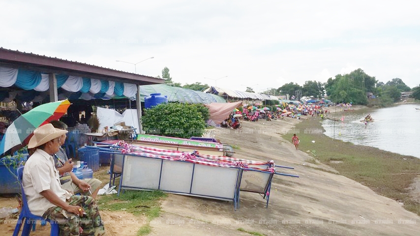 โค้งสุดท้ายหวยออก!! เศรษฐี30ล้าน รุดไหว้พญาเต่างอย ซื้อหวย ...