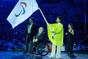 ยูริโกะ โคอิเกะ ผู้ว่าการกรุงโตเกียวรับมอบธงพาราลิมปิกเกมส์ครั้งต่อไปในปี 2020(เอเอฟพี)