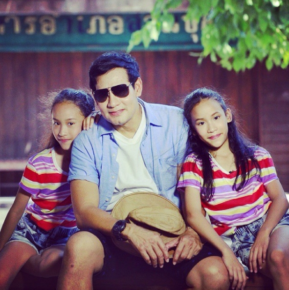 เปิดภาพครอบครัวแสนอบอุ่น "ไทด์ เอกพันธ์" กับลูกสาวฝาแฝด "ใบเตย-ใบตอง" น่ารักสุดๆ - ข่าวสด