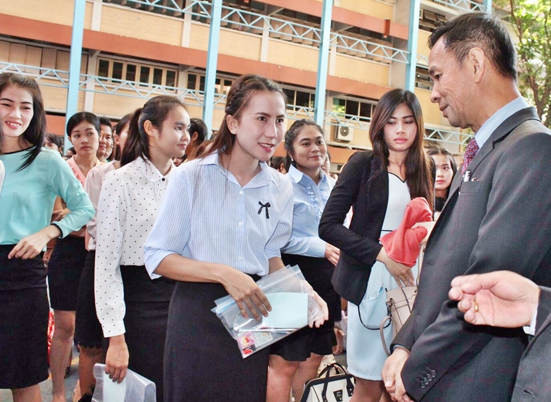 สอบครูผู้ช่วยทั่วประเทศคึกคัก 1.3 แสนคนชิง 2,561 อัตรา จนท.คุมเข้ม พิมพ์ลายนิ้วมือ-ตัดสัญญาณมือถือ - ข่าวสด สอบครูผู้ช่วยทั่วประเทศคึกคัก 1.3 แสนคนชิง 2,561 อัตรา จนท.คุมเข้ม พิมพ์ลายนิ้วมือ-ตัดสัญญาณมือถือ - ข่าวสด