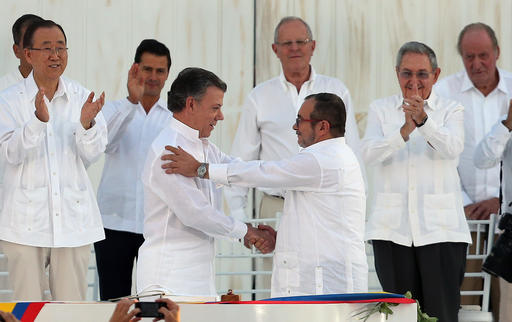 Colombia’s President Juan Manuel Santos, and the top commander of the Revolutionary Armed Forces of Colombia (FARC) Rodrigo Londono (AP Photo/Fernando Vergara)