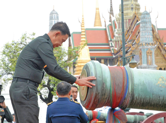 บวงสรวง - พล.อ.ปรีชา จันทร์โอชา ปลัดกระทรวงกลาโหม นำตราแผ่นดินหรือตราพระราชลัญจกรพระครุฑพ่าห์ปิดปากกระบอกปืนใหญ่ ระหว่างเป็นประธานบวงสรวง สิ่งศักดิ์สิทธิ์เพื่อปรับปรุงภูมิทัศน์หน้าศาลาว่าการกลาโหม เมื่อวันที่ 21 ก.ย.