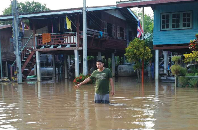 จมหนัก - สภาพน้ำท่วมขังพื้นที่ 4 ตำบล อ.บางมูลนาก จ.พิจิตร ชาวบ้านเดือดร้อนกว่า 300 หลังคาเรือน หลังเกิดฝนตกถล่มหนักตลอดทั้งคืน มีน้ำป่าไหลหลากทะลักมาจาก อ.ชนแดน จ.เพชรบูรณ์ เมื่อวันที่ 29 ก.ย.