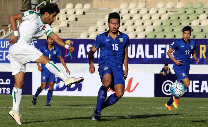 Iraq's Alaa Abdulzehra (L) vies for the ball with Thailand's Koravit Namwiset (R) during their 2018 World Cup qualifying football match at Shahid Dastgerdi Stadium in the Iranian capital Tehran, on October 11, 2016. / AFP PHOTO / STRINGER