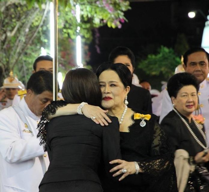 สมเด็จพระนางเจ้าฯ พระบรมราชินีนาถ ทรงสวมกอด ทูลกระหม่อมหญิงอุบลรัตนราชกัญญา สิริวัฒนาพรรณวดี ในงานบำเพ็ญพระราชกุศลออกเมรุพระราชทานศพ สมเด็จพระมหาธีราจารย์ (นิยม ฐานิสฺสโร) ณ อาคารอุไรศรี คะนึงสุขเกษม วัดชนะสงครามราชวรมหาวิหาร เขตพระนคร เมื่อวันที่ 11 กุมภาพันธ์ 2555
