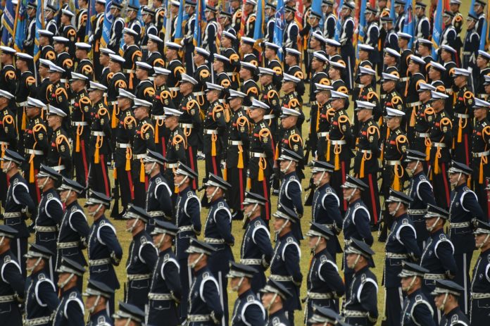 South Korean honour guards stand to attention during a commemoration event marking South Korea's Armed Forces Day at the Gyeryongdae military headquarters in South Chungcheong Province on October 1, 2016. AFP PHOTO / Yelim Lee