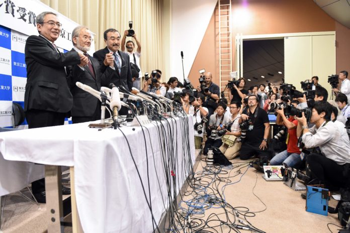 ผู้บริหาร Tokyo Institute of Technology ร่วมแถลงข่าว / AFP PHOTO / Toru YAMANAKA