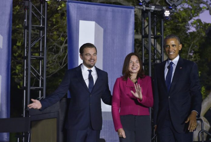 Actor Leonardo DiCaprio (L), climate scientist Katharine Hayhoe (C) and US President Barack Obama (R) arrive on stage for a discussion on climate change during the South by South Lawn (SXSL) festival at the White House on October 3, 2016 in Washington, DC. / AFP PHOTO / MANDEL NGAN