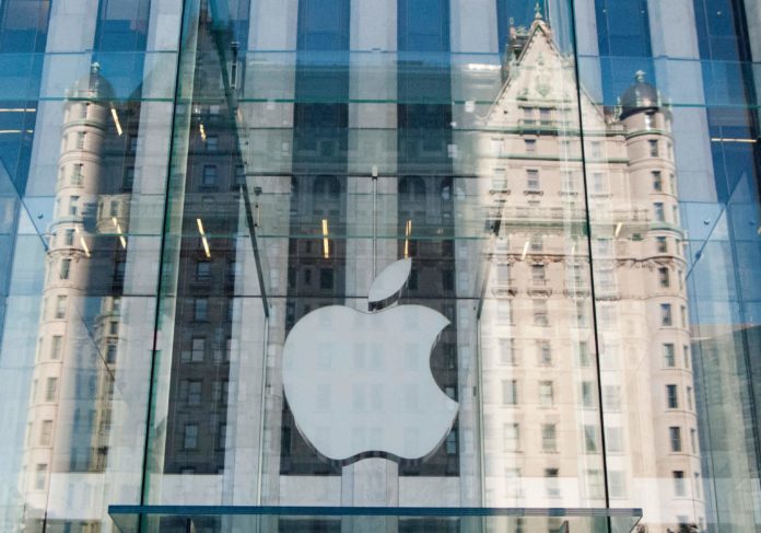 (FILES) This file photo taken on September 17, 2012 shows the Apple logo on the Apple store on 5th Avenue in New York. Wall Street stocks jumped early October 10, 2016 with Apple gaining on news of more trouble with rival smartphone-maker Samsung and petroleum-linked shares advancing on higher oil prices. Apple rose 1.6 percent as Samsung Electronics acknowledged it was adjusting production of the Galaxy Note 7 smartphone due to reports that replacement units for devices with exploding lithium-ion batteries are also catching fire. / AFP PHOTO / DON EMMERT