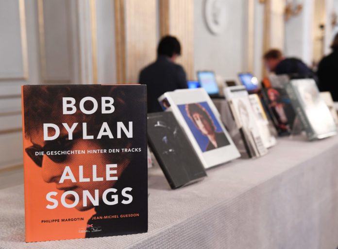 Books by US songwriter Bob Dylan who was announced the laureate of the 2016 Nobel Prize in Literature are displayed at the Swedish Academy in Stockholm, Sweden, on October 13, 2016. US songwriter Bob Dylan wins the 2016 Nobel Literature Prize. / AFP PHOTO / JONATHAN NACKSTRAND