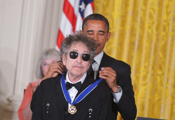 (FILES) This file photo taken on May 29, 2012 shows US President Barack Obama (R) presenting the Presidential Medal of Freedom to US musician Bob Dylan in the East Room of the White House in Washington. US songwriter Bob Dylan won the Nobel Literature Prize on October 13, 2016, the first songwriter to win the prestigious award and an announcement that surprised prize watchers. / AFP PHOTO / MANDEL NGAN