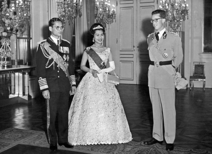 (FILES) This file photo taken on October 04, 1960 shows Thai King Bhumibol Adulyadej (L) and Queen Sirikit (C) standing near Belgium King Baudouin I during their official visit in Brussels. King Bhumibol has died on October 13, 2016, palace officials announced. / AFP PHOTO / BELGA / STR
