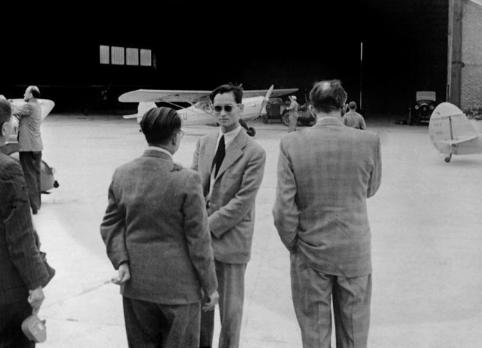 (FILES) This file photo released on August 8, 1949 shows Thai King Bhumibol Adulyadej on a stopover at the Touquet airport during his trip to Britain. King Bhumibol has died on October 13, 2016, palace officials announced. / AFP PHOTO / INTERCONTINENTALE / STR