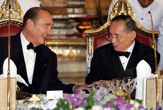 (FILES) This file photo taken on February 17, 2006 shows French President Jacques Chirac (R) speaking to Thai King Bhumibol Adulyadej at the start of a gala dinner at the Royal Palace in Bangkok. / AFP PHOTO / POOL / REMY DE LA MAUVINIERE