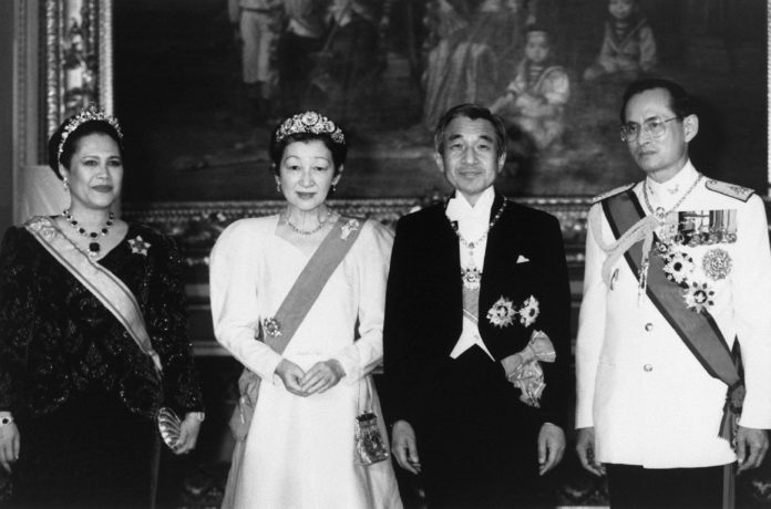 (FILES) This file photo taken on September 25, 1991 shows visiting Japanese Emperor Akihito (2nd R) and Empress Michiko (2nd L) posing with Thai King Bhumibol Adulyadej (R) and Queen Sirikit at the Grand Palace in Bangkok. Thailand's King Bhumibol Adulyadej has died after a long illness, the palace announced on October 13, 2016, ending a remarkable seven-decade reign and leaving a divided people bereft of a towering and rare figure of unity. / AFP PHOTO / JIJI PRESS / JAPAN POOL / - Japan OUT