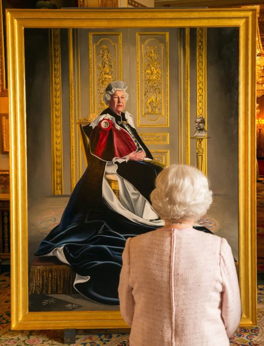 Britain's Queen Elizabeth II, views a painting of herself by British artist Henry Ward, at Windsor Castle in Windsor, west of London, on October 14, 2016. The painting, unveiled on Friday, was commissioned to commemorate the Queen's six decades of patronage to the British Red Cross. / AFP PHOTO / POOL / Dominic Lipinski / RESTRICTED TO EDITORIAL USE - MANDATORY MENTION OF THE ARTIST UPON PUBLICATION - TO ILLUSTRATE THE EVENT AS SPECIFIED IN THE CAPTION