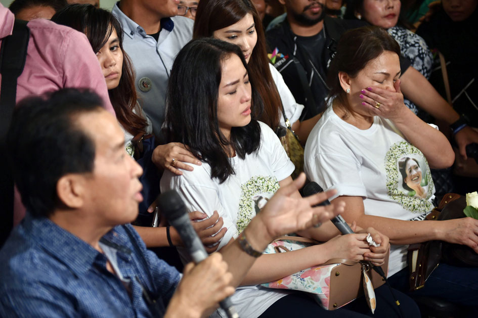 Parents (L and R) and Sandy (C), twin sister of Myrna, who was murdered by Jessica Kumala Wongso, reacts as judges give their verdicts during the trial at the Jakarta on October 27, 2016. Wongso was jailed for 20 years for murdering a college friend by poisoning her coffee, capping a sensational trial that has gripped the country. / AFP PHOTO / Bay ISMOYO