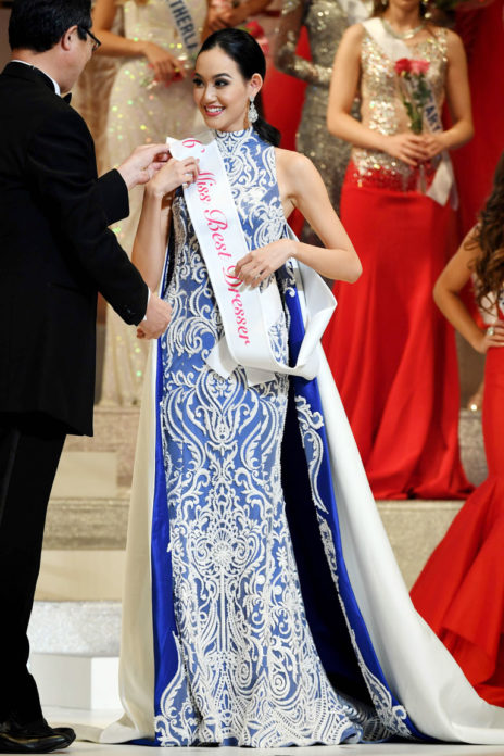 นางงามอินโดนีเซียรับรางวัลสาวแต่งตัวดียอดเยี่ยม AFP PHOTO / TOSHIFUMI KITAMURA