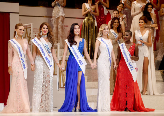 Five contestants pose after having been elected as Miss Five continents during the Miss International beauty pageant final in Tokyo on October 27, 2016. Miss Hawaii Guinevere Davenport (L) elected as Miss International Oceania, Miss Ecuador Ivanna Abad as Miss International America (2nd L), Miss Hong Kong Kelly Yeuk Lam Chan as Miss International Asia (C), Miss Netherlands Melissa Scherpen as Miss International Europe (2nd R) and Miss Sierra Leone Maseray Zelda Swarray as Miss International Africa. / AFP PHOTO / TOSHIFUMI KITAMURA