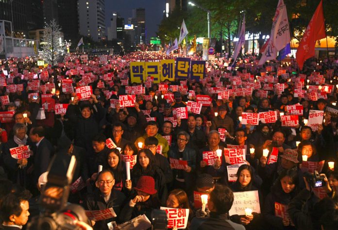ผู้ประท้วงในกรุงโซล / AFP PHOTO / JUNG YEON-JE