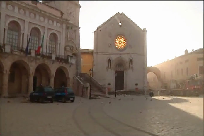 This handout TV grab released by Italian broadcast Sky Tg24 shows the basilica of Norcia (R) and the town hall (L) after an 6.6 magnitude earthquake on October 30, 2016 in Norcia. It came four days after quakes of 5.5 and 6.1 magnitude hit the same area and nine weeks after nearly 300 people died in an August 24 quake that devastated the tourist town of Amatrice at the peak of the holiday season. / AFP PHOTO / HO / RESTRICTED TO EDITORIAL USE - MANDATORY CREDIT "AFP PHOTO / SKY tg24" - NO MARKETING NO ADVERTISING CAMPAIGNS - DISTRIBUTED AS A SERVICE TO CLIENTS