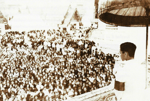 ประชาชนเฝ้าทูลละอองธุลีพระบาท พระบาทสมเด็จพระปรมินทรมหาภูมิพลอดุลยเดช เมื่อทราบข่าวการเสด็จพระราชดำเนินไปทรงศึกษาต่อที่ประเทศสวิตเซอร์แลนด์ เมื่อวันที่ ๑๙ สิงหาคม พุทธศักราช ๒๔๘๙ (901_24890819)