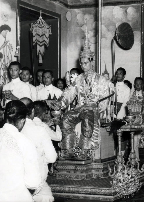 พระบาทสมเด็จพระปรมินทรมหาภูมิพลอดุลยเดช ประทับเหนือพระที่นั่งภัทรบิฐ ทรงหลังทักษิโณทก และพระราชทานพระปฐมบรมราชโองการ ในพระราชพิธีบรมราชาภิเษก 5 พฤษภาคม พ.ศ.2493 ณ พระที่นั่งไพศาลทักษิณ พระบรมมหาราชวัง