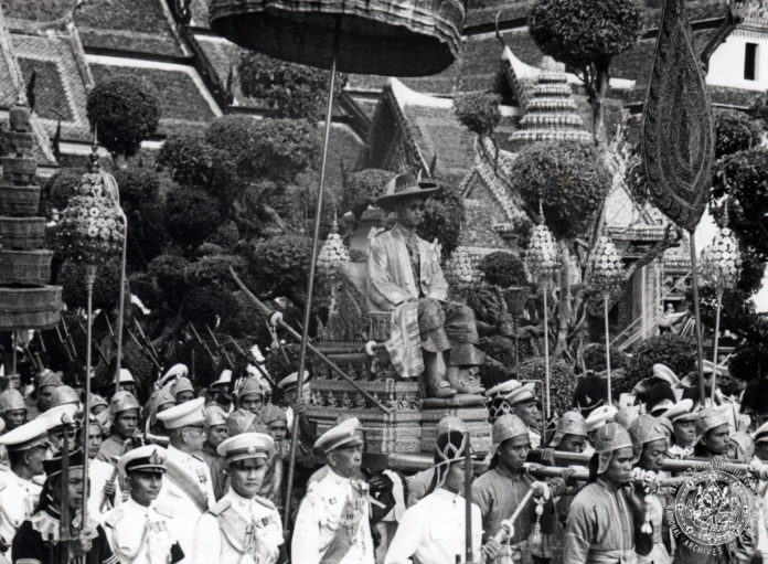 ขบวนแห่แหนพระบาทสมเด็จพระปรมินทรมหาภูมิพลอดุลยเดช ในพระราชพิธีบรมราชาภิเษก เมื่อวันที่ 5 พฤษภาคม 2493