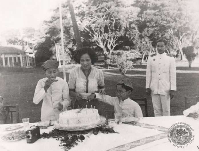 วันพระราชสมภพครบ11พรรษา ของพระบาทสมเด็จพระปรมินทรมหาภูมิพลอดุลยเดช ณ พระตำหนักจิตรลดารโหฐาน พระราชวังดุสิต