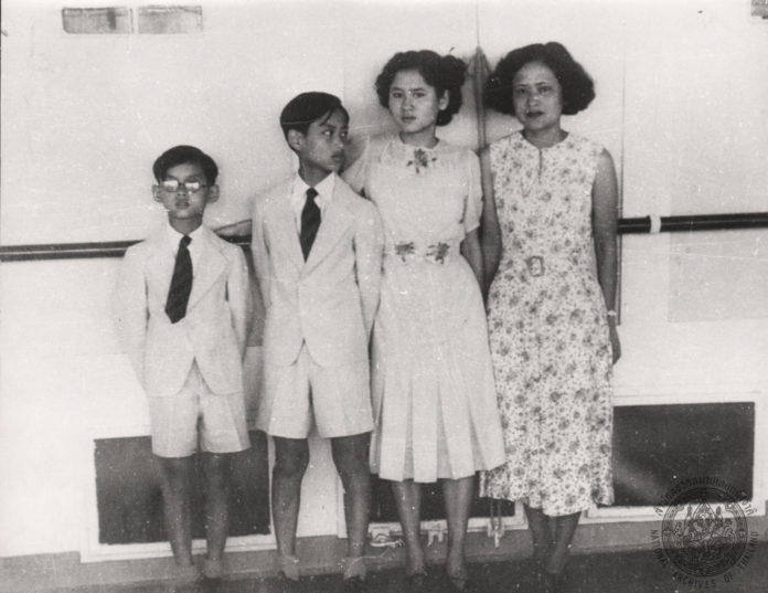 สมเด็จพระศรีนครินทราบรมราชชนนี ทรงฉายภาพร่วมกับพระโอรส พระธิดา บนเรือโอเนีย ระหว่างเสด็จนิวัติพระนครครั้งแรกของพระบาทสมเด็จพระเจ้าอยู่หัวอานันทมหิดล เมื่อวันที่ 14 พฤศจิกายน พ.ศ.2481