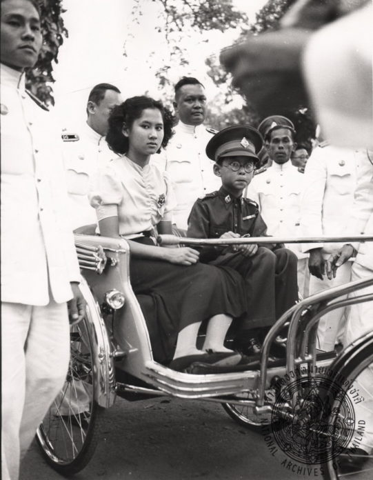 พระบาทสมเด็จพระปรมินทรมหาภูมิพลอดุลยเดช และสมเด็จพระพี่นางเธอ เจ้าฟ้ากัลยาณิวัฒนา กรมหลวงนราธิวาสราชนครินทร์ ในงานฉลแงรัฐธรรมนูญ ที่พระอุทยานสรารมย์ วันที่ 8 ธันวาคม พ.ศ.2481