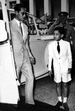 สมเด็จพระนางเจ้ารำไพพรรณี พร้อมด้วยสมเด็จพระเจ้าลูกเธอ เจ้าฟ้าอุบลรัตนราชกัญญา สิริวัฒนาพรรณวดี และสมเด็จพระเจ้าลูกยาเธอ เจ้าฟ้าวชิราลงกรณ เสด็จพระราชดำเนินในการพิธีเฉลิมพระชนมพรรษา พระบาทสมเด็จพระเจ้าอยู่หัว